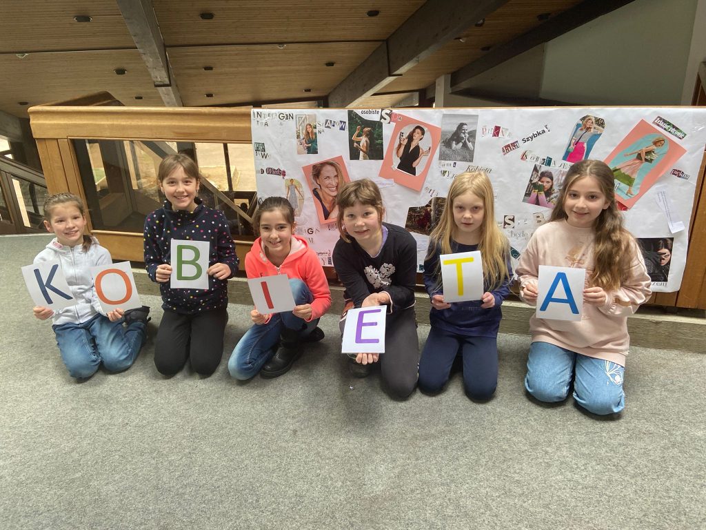 Lekcja pokazowa w klasie VII „Być kobietą, być kobietą…”