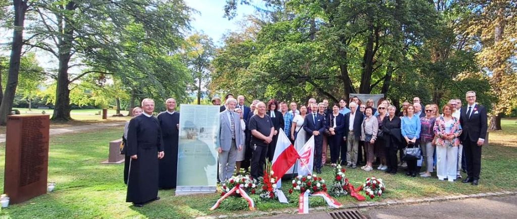 Odsłonięcie odnowionej kwatery robotników przymusowych