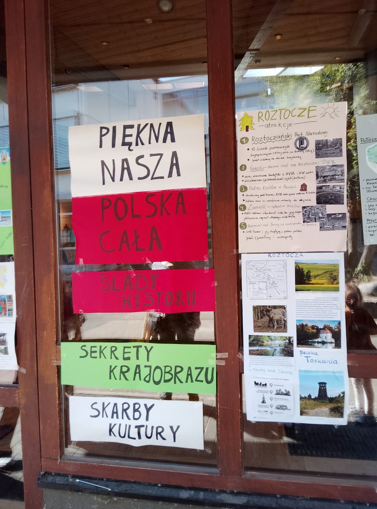 „Piękna nasza Polska cała” – wystawa twórczości uczniów